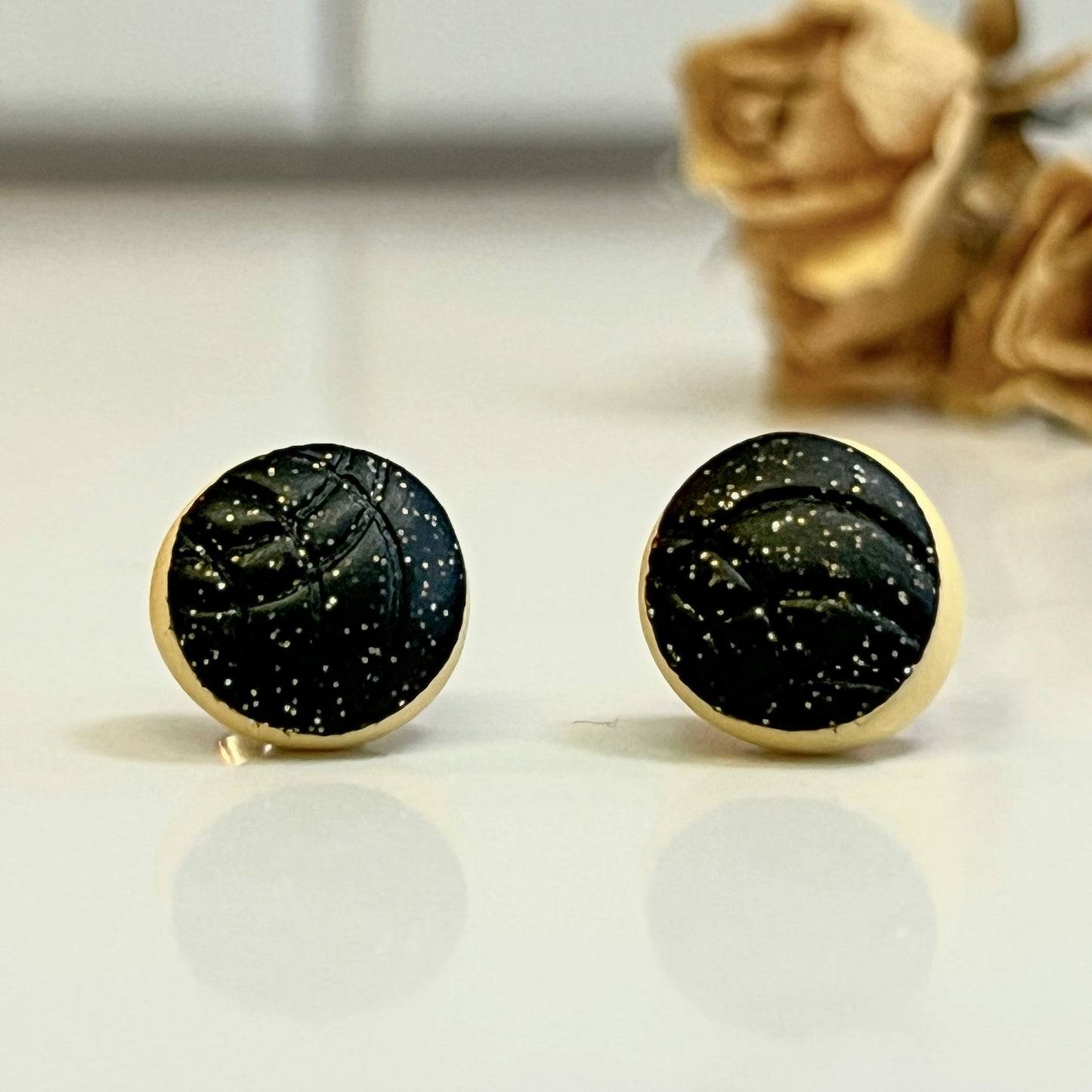 earrings - black conchitas
